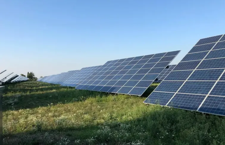 Um conjunto de painéis solares.